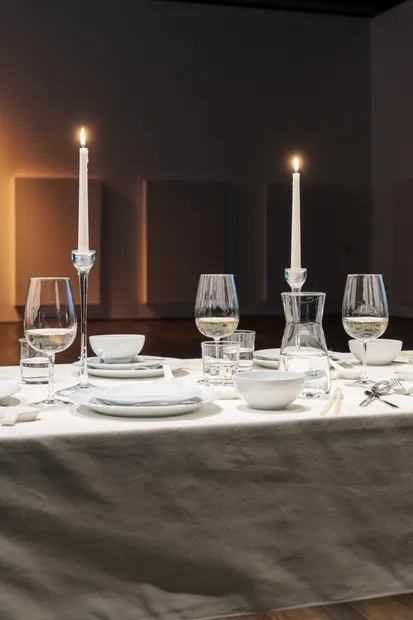 Kevin Candland 攝影，舊金山亞洲藝術博物館提供。 Installation view of Yuna Goang-Ming: Everyday War, 2025, courtesy Asian Art Museum of San Francisco. Photo by Kevin Candland.