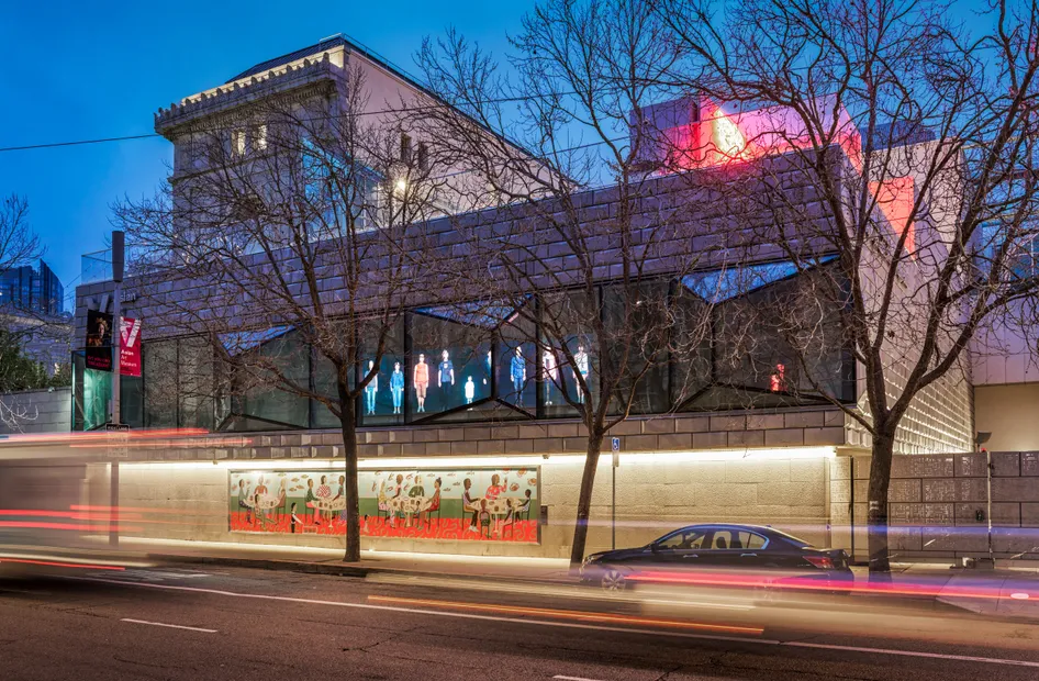 Kevin Candland 攝影，舊金山亞洲藝術博物館提供。 Installation view of Yuna Goang-Ming: Everyday War, 2025, courtesy Asian Art Museum of San Francisco. Photo by Kevin Candland.
