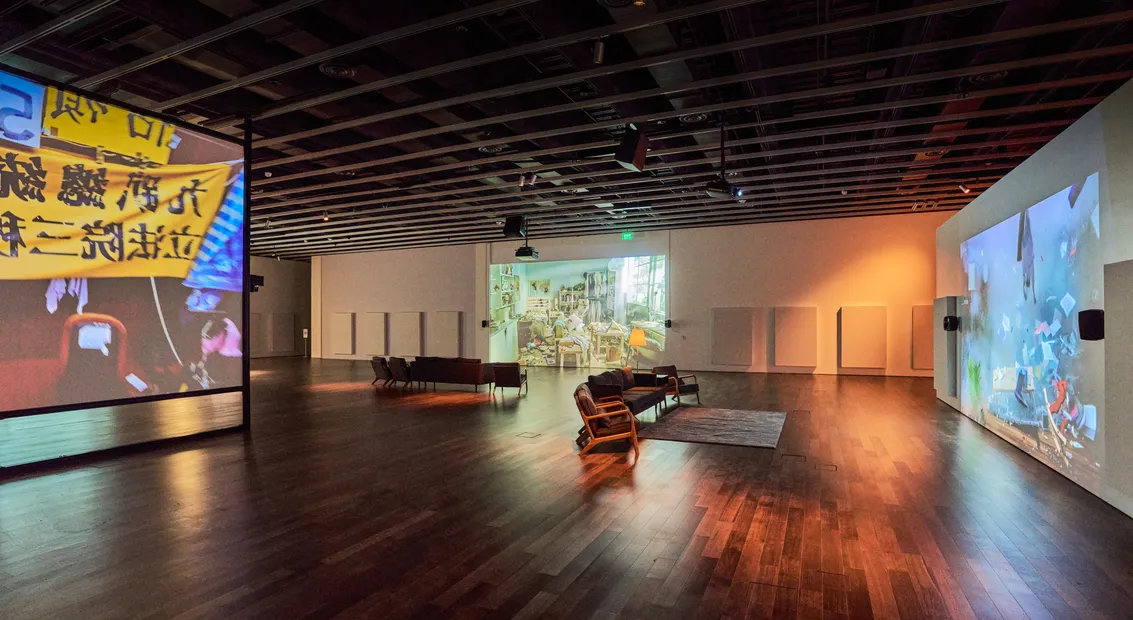 Kevin Candland 攝影，舊金山亞洲藝術博物館提供。 Installation view of Yuna Goang-Ming: Everyday War, 2025, courtesy Asian Art Museum of San Francisco. Photo by Kevin Candland.