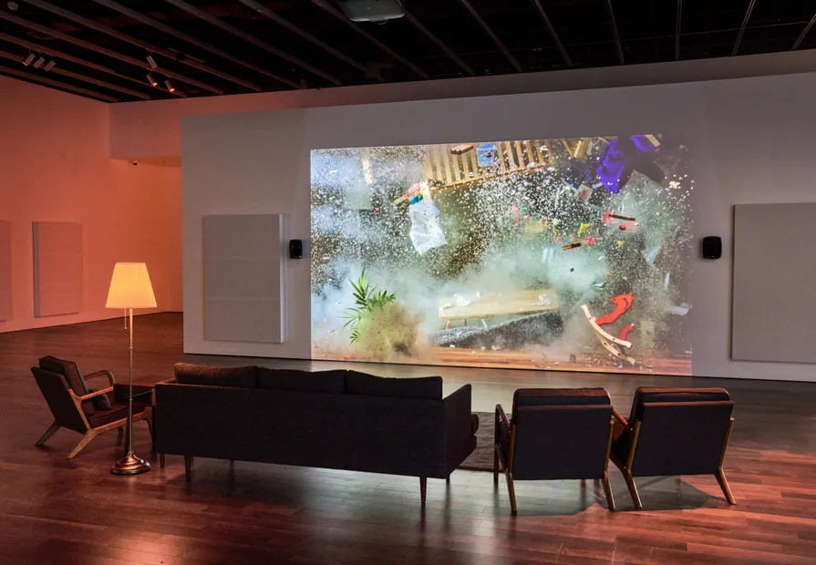 Kevin Candland 攝影，舊金山亞洲藝術博物館提供。 Installation view of Yuna Goang-Ming: Everyday War, 2025, courtesy Asian Art Museum of San Francisco. Photo by Kevin Candland.