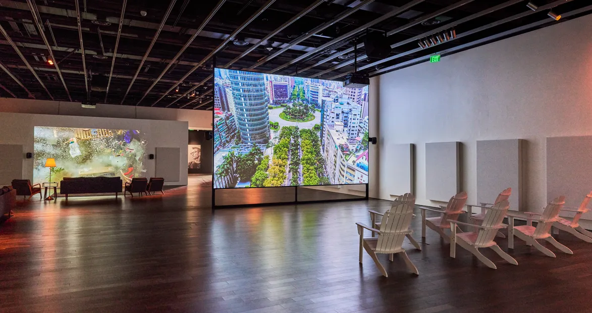 Kevin Candland 攝影，舊金山亞洲藝術博物館提供。 Installation view of Yuna Goang-Ming: Everyday War, 2025, courtesy Asian Art Museum of San Francisco. Photo by Kevin Candland.