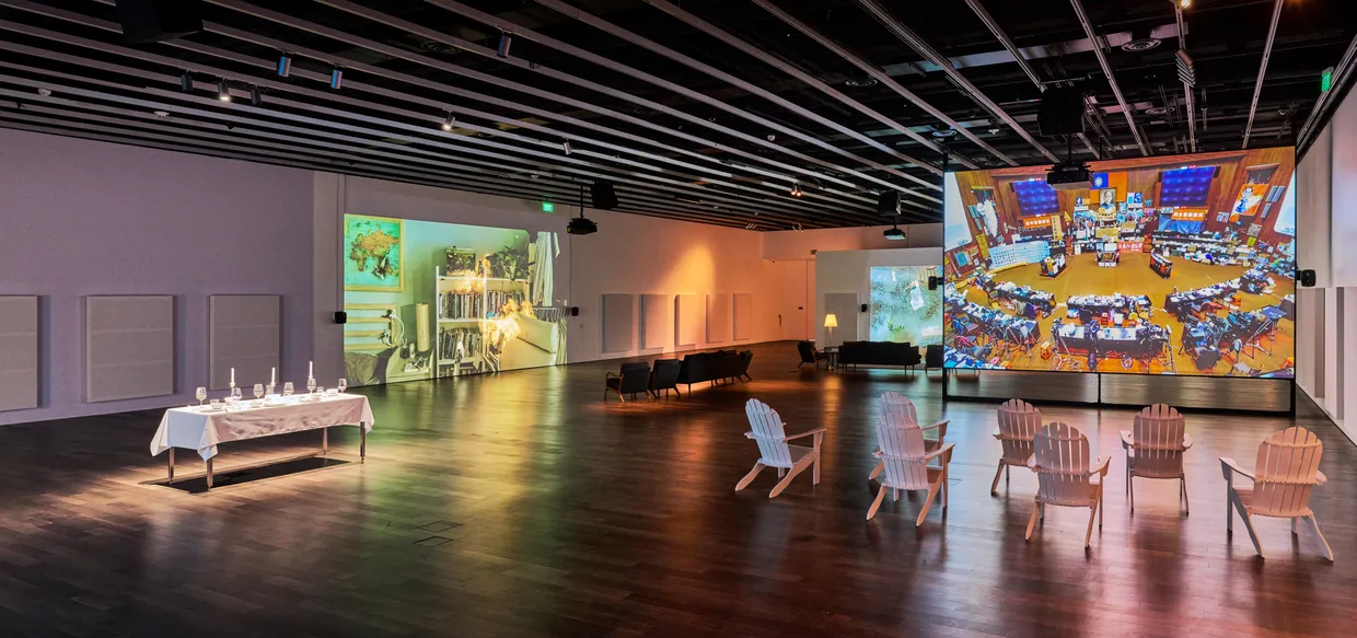 Kevin Candland 攝影，舊金山亞洲藝術博物館提供。 Installation view of Yuna Goang-Ming: Everyday War, 2025, courtesy Asian Art Museum of San Francisco. Photo by Kevin Candland.