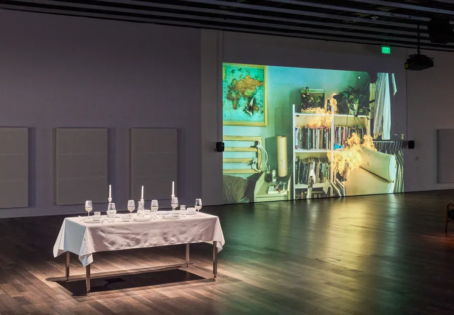 Kevin Candland 攝影，舊金山亞洲藝術博物館提供。 Installation view of Yuna Goang-Ming: Everyday War, 2025, courtesy Asian Art Museum of San Francisco. Photo by Kevin Candland.