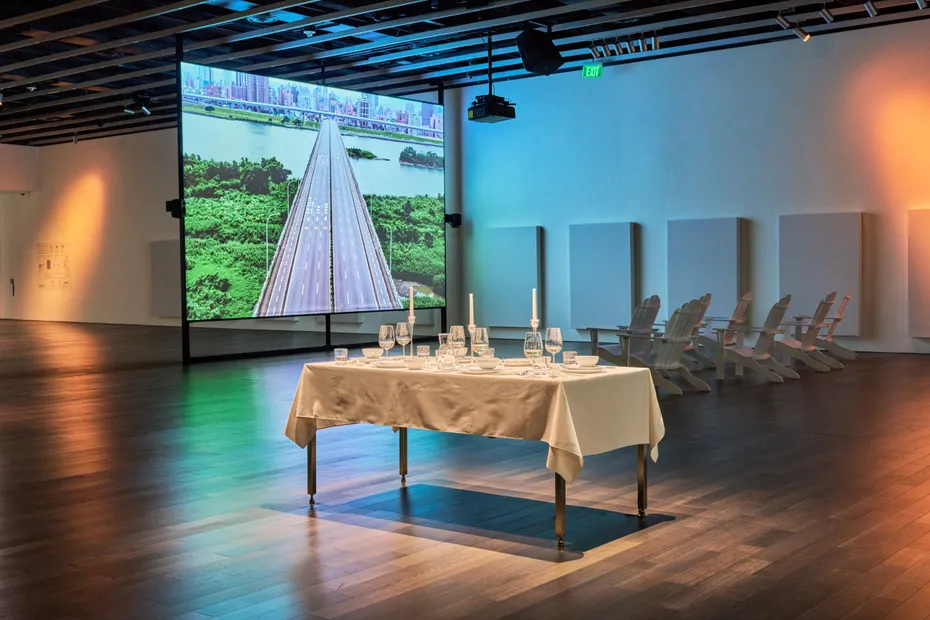 Kevin Candland 攝影，舊金山亞洲藝術博物館提供。 Installation view of Yuna Goang-Ming: Everyday War, 2025, courtesy Asian Art Museum of San Francisco. Photo by Kevin Candland.