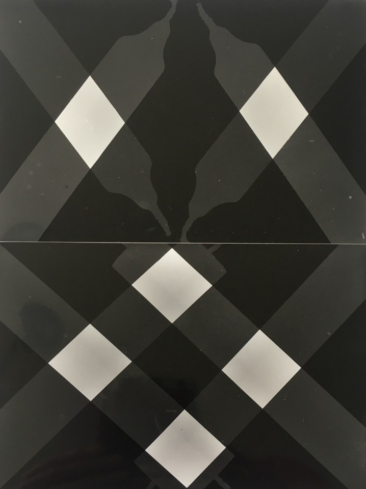 Jürg Hugentobler  o.T., 2021  Fotopapier, 25x20 cm  Papierbelichtung