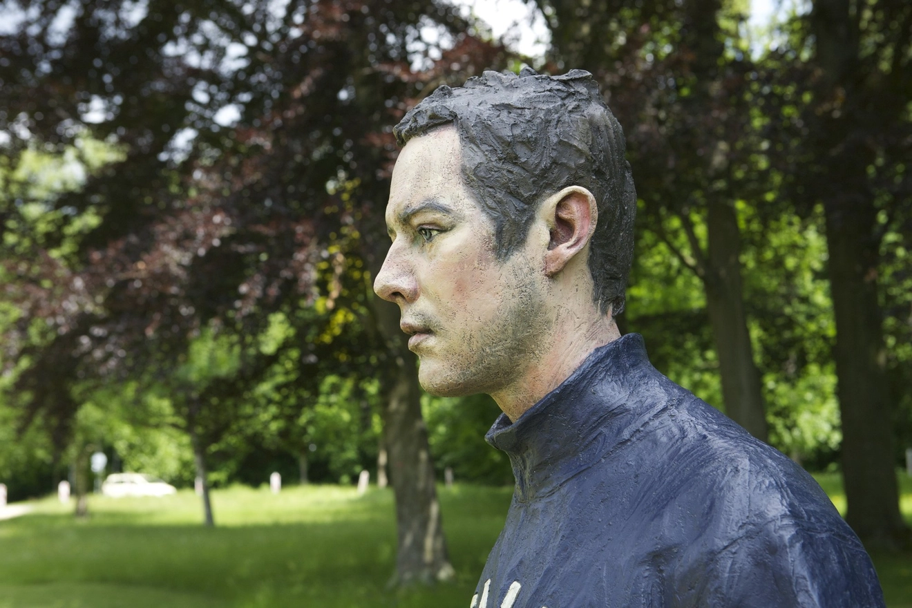 ITALIA 2004 Bronze, exterior paint 202 cm high | 80 in