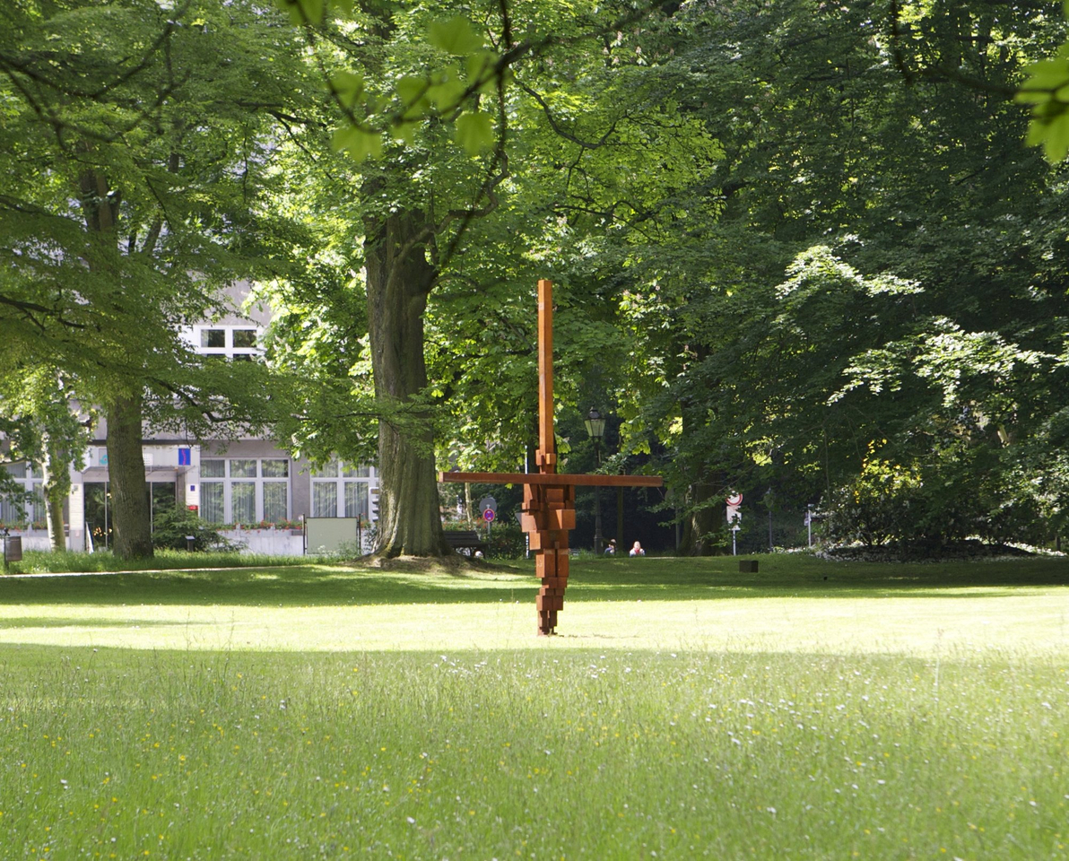 Burst II 2010 Anthony Gormley Cast Iron 350 x 250 x 81 cm