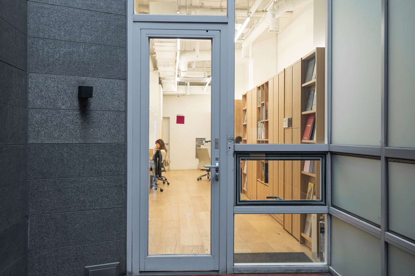 아크앤젤은 전시장 곳곳에 포스트잇을 붙임으로써 다시 한번 '애플' 사를 참조한다. 이로부터 기인한 그의 퍼포먼스 ⟨9to5mac⟩은 작가 특유의 유머 감각이 더욱...