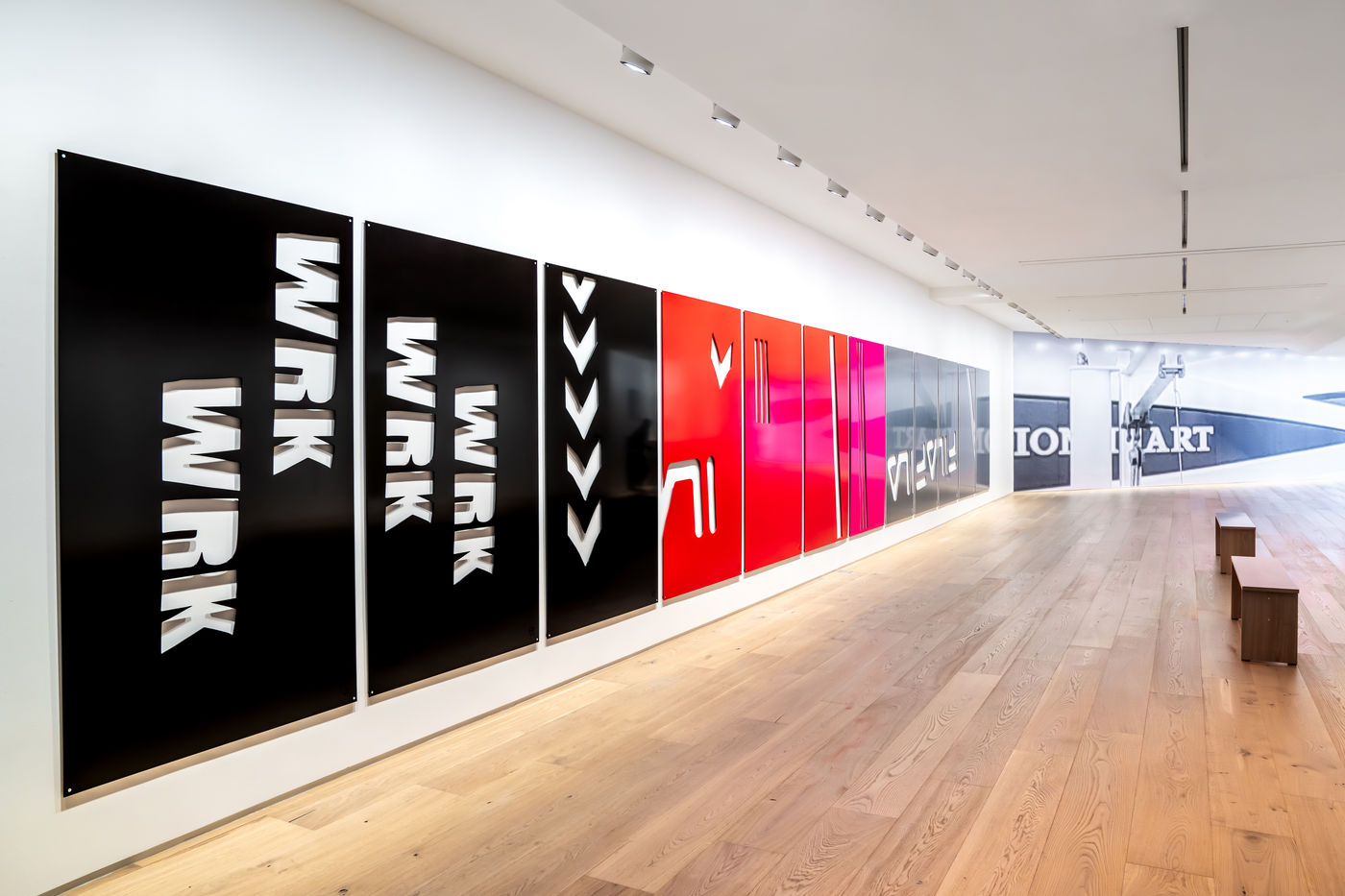 알루미늄으로 제작된 ⟨알루스⟩와 나란히 병치된 요트는 세계적 자원과 부의 계층적 분배를 상징하는 도상으로 기능한다. 이에 대해 작가는 &lsquo;하나의 스펙트럼으로 보자면,...