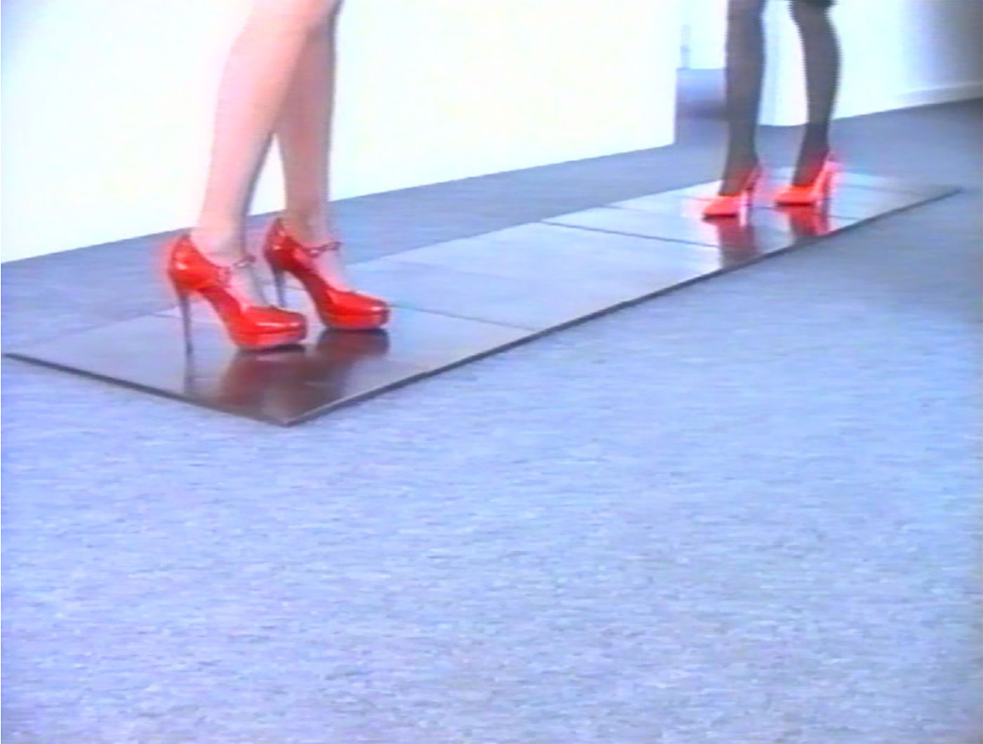 Tapis Yoga Gucci is also a self-referential gesture to Carl Andre&rsquo;s Copper Cardinals and her own subversion of the series...
