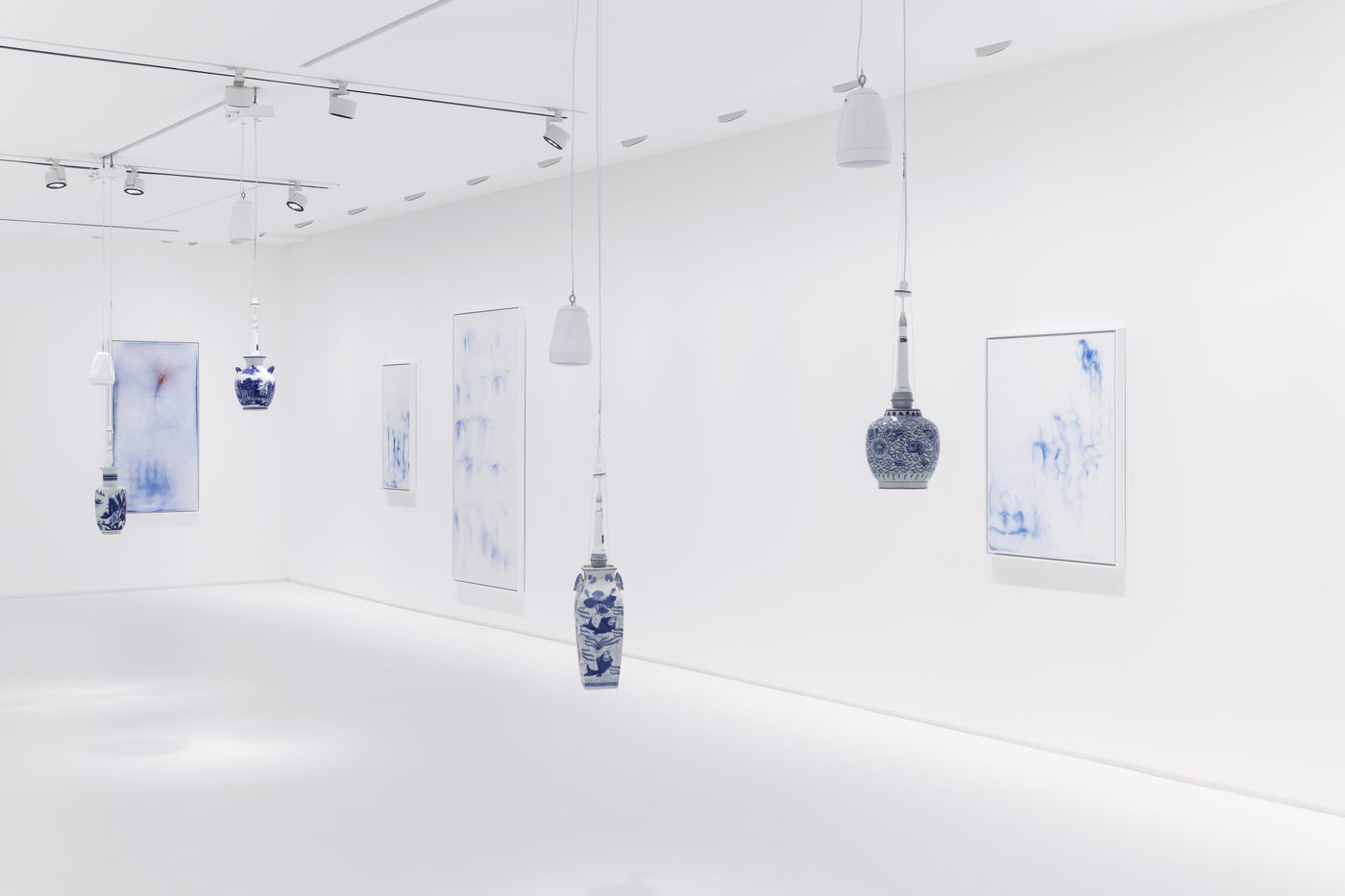 비어는 뉴욕 멧 브로이어(Met Breuer)(2019)와 제 59회 베니스 비엔날레 기간에 맞춰 개최된 베네데토 마르첼로 음악원(Conservatorio di Musica Benedetto Marcello)에서의 전시...