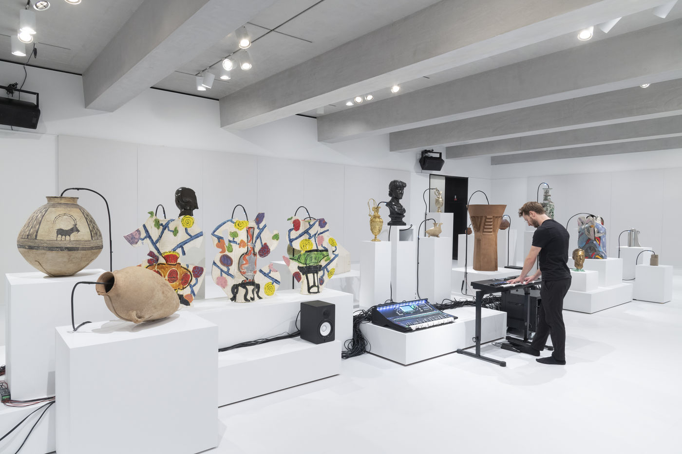 비어는 뉴욕 멧 브로이어(Met Breuer)(2019)와 제 59회 베니스 비엔날레 기간에 맞춰 개최된 베네데토 마르첼로 음악원(Conservatorio di Musica Benedetto Marcello)에서의 전시...