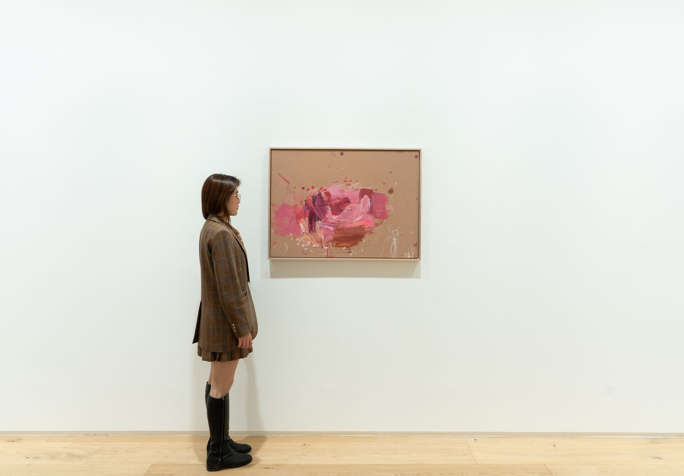 그럼에도 불구하고 이러한 작가의 작품 구성이 화면을 압도하지는 않는다. 소용돌이치는 수려한 물감은 작가가 어떠한 작업도 하지 않은 비어 있는 배경으로...