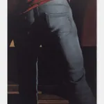 Figurative painting by Mohamed Saïd Chair, contemporary Moroccan artist. His works reinvent the human figure through a chiaroscuro aesthetic inherited from 17th century oil painting, blending hyperrealism and modern sensibility. AFIKARIS Gallery, contemporary African art in Paris. Peinture figurative de Mohamed Saïd Chair, artiste marocain contemporain. Ses œuvres réinventent la figure humaine dans une esthétique du clair-obscur héritée de la peinture à l'huile du XVIIe siècle, mêlant hyperréalisme et sensibilité moderne. Galerie AFIKARIS, art contemporain africain à Paris.