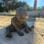 julie, béatrice cols, art thema, petite sculpture en bronze, sculpture d’enfant, petite statue de fillette, art en bronze à la cire perdue, sculptrice belge contemporaine, Béatrice Cols, sculpture en bronze de collection, sculpture sur le thème de l’enfance, art pour collectionneurs, sculpture figurative en bronze