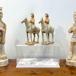 中国古董，中国陶，彩陶，中国马，马，马雕塑，马艺，马陶，具象陶，唐代古董，唐代陶，仆人陶，室内设计，艺术装饰，沙龙装饰，画展，办公桌 装饰, 局装饰, 架子装饰, 书柜装饰, 亚洲艺术, 亚洲古董, 亚洲陶器, artyi, 比利时美术馆