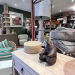 Beer die met zijn poten speelt, hedendaagse dierensculptuur van Bast, speelse bronzen beer met expressieve textuur, figuratief verzamelkunstwerk voor binnen en buiten