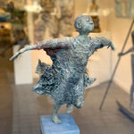 Bijna vliegend, lieven d'haese, sculptuur, bronzen sculptuur, hedendaagse sculptuur, kindersculptuur, jongenssculptuur, onschuldige sculptuur, sculptuur van vreugde, sculptuur van hoop, sculptuurkunst, sculptuur van afrika, afrikaanse kunst, interieursculptuur, buitensculptuur, figuratief kunst, figuratieve beeldhouwkunst, interieurontwerp, exterieurontwerp, interieurdecoratie, kunstdecoratie, woondecoratie, tuindecoratie, huisontwerp, woonkamerdecoratie, buitenbeeldhouwwerk, tuinbeeldhouwwerk, jongensbeeldhouwwerk, afrikaans beeldhouwwerk, afrika, afrikaanse kunst, vrijheidsbeeldhouwkunst, kunstgalerij, belgische kunstgalerij, brusselse kunstgalerij, art yi, art yi galerij