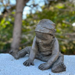 julie, béatrice cols, art thema, Bronzeskulptur, Kinderskulptur, kleine Mädchenstatue, Bronzekunst im Wachsausschmelzverfahren, zeitgenössische belgische Bildhauerin, Béatrice Cols, sammelbare Bronzeskulptur, Skulptur zum Thema Kindheit, Kunst für Sammler, figurative Bronzeskulptur