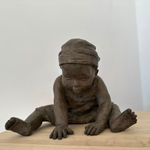 julie, béatrice cols, art thema, petite sculpture en bronze, sculpture d’enfant, petite statue de fillette, art en bronze à la cire perdue, sculptrice belge contemporaine, Béatrice Cols, sculpture en bronze de collection, sculpture sur le thème de l’enfance, art pour collectionneurs, sculpture figurative en bronze