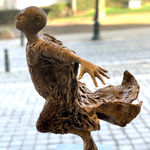 Bijna vliegend, lieven d'haese, sculptuur, bronzen sculptuur, hedendaagse sculptuur, kindersculptuur, jongenssculptuur, onschuldige sculptuur, sculptuur van vreugde, sculptuur van hoop, sculptuurkunst, sculptuur van afrika, afrikaanse kunst, interieursculptuur, buitensculptuur, figuratief kunst, figuratieve beeldhouwkunst, interieurontwerp, exterieurontwerp, interieurdecoratie, kunstdecoratie, woondecoratie, tuindecoratie, huisontwerp, woonkamerdecoratie, buitenbeeldhouwwerk, tuinbeeldhouwwerk, jongensbeeldhouwwerk, afrikaans beeldhouwwerk, afrika, afrikaanse kunst, vrijheidsbeeldhouwkunst, kunstgalerij, belgische kunstgalerij, brusselse kunstgalerij, art yi, art yi galerij