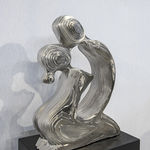 Kazumba paar sculptuur liefde man en vrouw kussen en dansen samen hedendaagse sculptuur figuratieve sculptuur van Jean Paul Kala