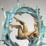 Flottation de la pensée Liang Binbin sculpture contemporaine sculpture en bronze une femme nageuse sculpture à travers un cercle d'eau une sculpture de vague bleue sculpture de mer bleue sculpture d'eau Galerie Art Yi Galerie d'art de Bruxelles