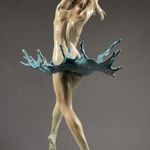 Lopend door water, hedendaagse bronzen sculptuur Liang Binbin, Chinese kunstenaar, groene zeewatersculptuur, een mooi meisje dat zwemt of danst in een grote golf, sculptuurkunst in de Art Yi-galerij in Brussel