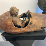 meester van de snelheid racewagen sculptuur van Lieven D'Haese een jongen bestuurt een racewagen hedendaagse sculptuur bronzen sculptuur Art Yi Gallery Brusselse kunstgalerie