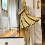 Ángel pasa Isabel Miramontes escultura de niña bailarina escultura monumental escultura de jardín escultura contemporánea de bronce una hermosa niña en sorpresa de su vestido explota por el viento Galería Art Yi Galería de arte de Bruselas