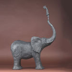 sur le tronc adorable fille debout sur un éléphant sculpture contemporaine bronze sculpture animalière sophie verger art yi bruxelles galerie d'art