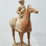 Chasseur de figurines de poterie de la dynastie Tang sur cheval sculpture art de la poterie antique chinoise dans la galerie d'art de Bruxelles art yi