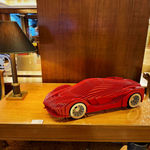 La Ferra, roter Ferrari, zeitgenössische Autoskulptur, Luxusautosammlung, Autoskulptur, Rennwagenmodell, Metallkunst, Jean Paul Kala, Art Yi Gallery, Brüssel