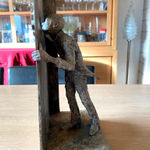 het Bijzondere gat lieven d'haese hedendaagse bronzen sculptuur kunstjongen kijkt door een klein gaatje naar de toekomst Art Yi-galerij Kunstgalerij Brussel