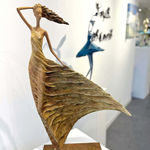 Escultura de Alizé, una mujer dorada que representa a Hedwige Leroux: una hermosa joven libre al viento con un vestido dorado. Escultura figurativa contemporánea en bronce, expuesta en la galería Art Yi de Bruselas.