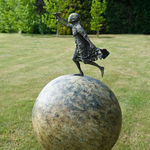 Thuiskomen lieven d'haese hedendaagse bronzen sculptuur een jongen vliegende sculptuur kindersculptuur vliegsculptuur uit de kindertijd Art Yi tuin beeldentuin art design kunstgalerie in brussel