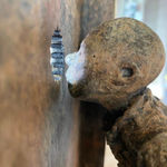 Le trou spécial lieven d'haese sculpture en bronze contemporaine garçon d'art regarde à travers un petit trou pour l'avenir Galerie Art Yi Galerie d'art de Bruxelles