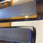 Aptere XI, abstract schilderij van Frédéric Halbreich, blauw, wit en bruin, kalligrafisch, hedendaags schilderij, olieverf op hout, lak op hout, in de Art Yi galerie in Brussel.