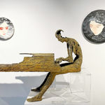 eigentijdse pianosculptuur bronzen tuinkunst jacques van den abeele wang jojo chinees hedendaags schilderij van een meisje dat in de lucht vliegt in zwart en wit in ukiyo-e en yamato-e japanse schilderkunst inkt en waterverf op papier interieur tekenen kunst decoratie kunstgalerij art yi brussel