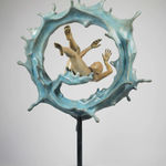 Floating of thought Liang Binbin hedendaagse sculptuur bronzen sculptuur een zwemmende vrouw sculptuur door een watercirkel een blauwe golf sculptuur blauwe zee sculptuur watersculptuur Art Yi galerie Brusselse kunstgalerie