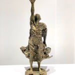 Visionnaire lieven d'haese sculpture contemporaine en bronze un garçon tenant une boule de cristal sculpture de l'imagination Art Yi enfant sculpture rêve d'enfance galerie d'art à bruxelles