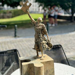 Eureka sculpture Lieven D'Haese child dreaming holding puzzle and find the star in the sky contemporary sculpture bronze sculpture figurative sculpture Art Yi gallery Brussels