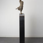 Visionair lieven d'haese hedendaags bronzen beeld een jongen die een kristallen bal naar de hemel houdt verbeeldingsbeeld kinderbeeld beeldhouwkunst kindertijd Art Yi tuin beeldentuin art design kunstgalerie in brussel