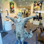 IIXV lieven d'haese sculpture contemporaine en bronze un garçon ouvrant son bras contre le vent pour embrasser une nouvelle aventure sculpture d'enfant sculpture de rêve d'enfance sculpture de jardin design d'art de jardin Art Yi galerie d'art à bruxelles