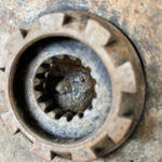 het Bijzondere gat lieven d'haese hedendaagse bronzen sculptuur kunstjongen kijkt door een klein gaatje naar de toekomst Art Yi-galerij Kunstgalerij Brussel