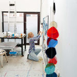 het verhaal van water hedendaagse kunst wandinstallatie glaskunst mixed media maison Fabienne Decornet interieur abstracte kunst blauwe vissen zwemmen in de zee Art Yi-galerij Kunstgalerij Brussel