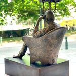 Consulting is een externe herinnering lieven d'haese hedendaagse bronzen sculptuur een jongen denkende en zittende sculptuur Art Yi kind sculptuur kinderdroom kunstgalerie in brussel