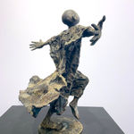 IIXV lieven d'haese sculpture contemporaine en bronze un garçon ouvrant son bras contre le vent pour embrasser une nouvelle aventure sculpture d'enfant sculpture de rêve d'enfance Art Yi galerie d'art à bruxelles