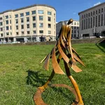 Esta nueva pequeña escultura “Primavera”, que representa a una bailarina de primavera, es una escultura figurativa abstracta contemporánea en bronce de Miramontes, expuesta en la galería Art Yi de Bruselas.