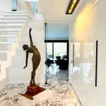 Reach out Marc de Corte Skulptur einer tanzenden Frau Tanzskulptur Mädchenskulptur Gartenskulptur Bronzeskulptur zeitgenössische Skulptur Art Yi Galerie Brüsseler Kunstgalerie